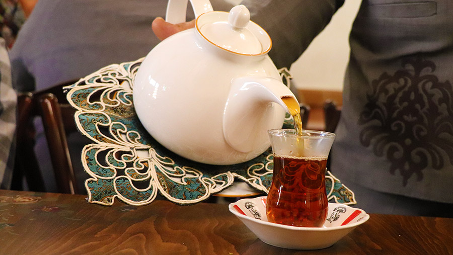 Brewing Iranian tea